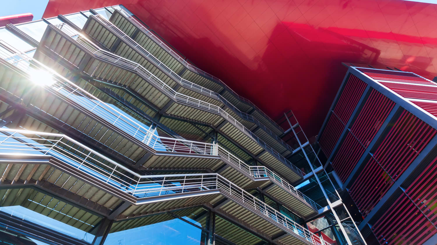 Fassade des Museo Reina Sofia in Madrid