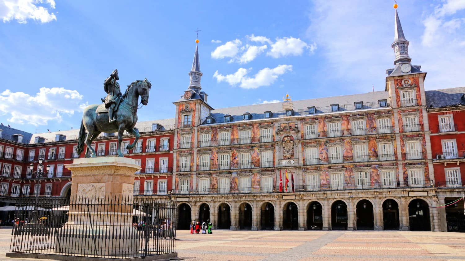 Statue und Gebäude auf dem Plaza Mayor in Madrid