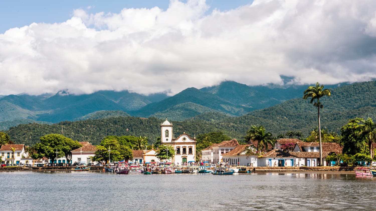 Touristenboote warten auf Touristen in der Nähe der Kirche Igreja de Santa Rita de Cassia in Paraty, Bundesstaat Rio de Janeiro, Brasilien