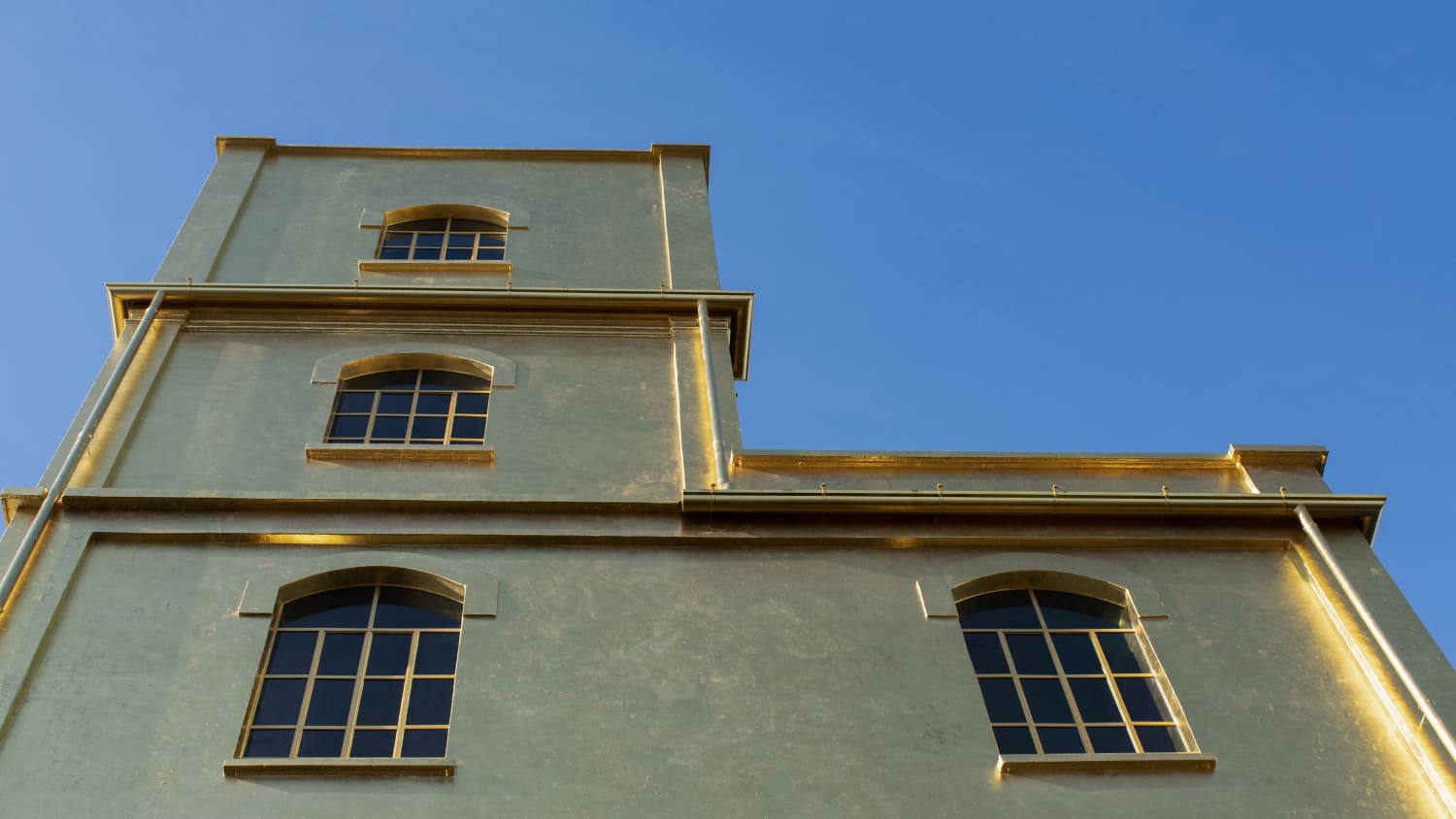 Das von Rem Koolhaas entworfene Haunted House, das mit einer Goldschicht bedeckt ist, es ist Teil der Fondazione Prada in Mailand