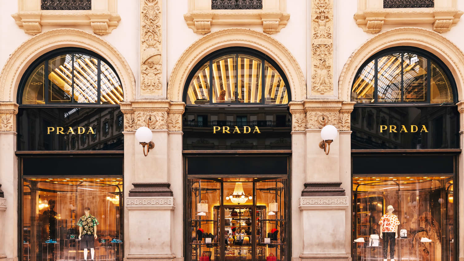 Die Schaufenster der PRADA Boutique in der Galleria Vittorio Emanuele II