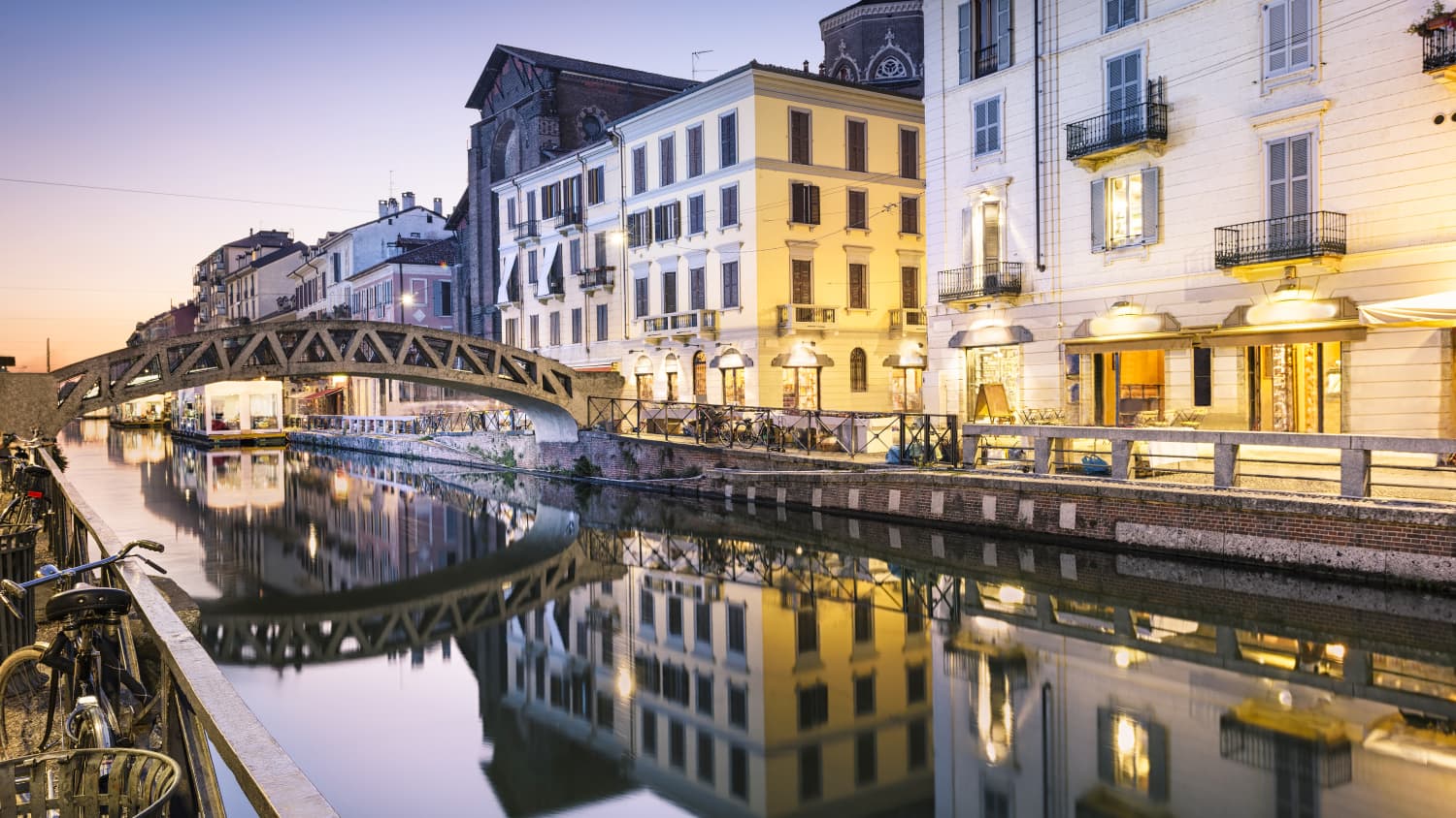 Eine Brücke über den Naviglio Grande im Abendlicht in Mailand
