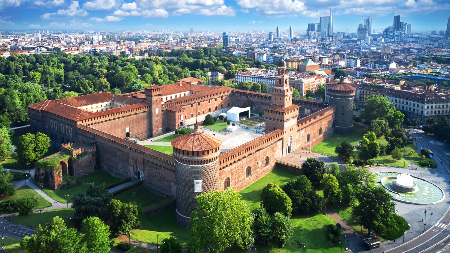 Eine Luftaufnahme des Castello Sforzesco, der Residenz der Herzöge von Mailand der Sforza-Dynastie