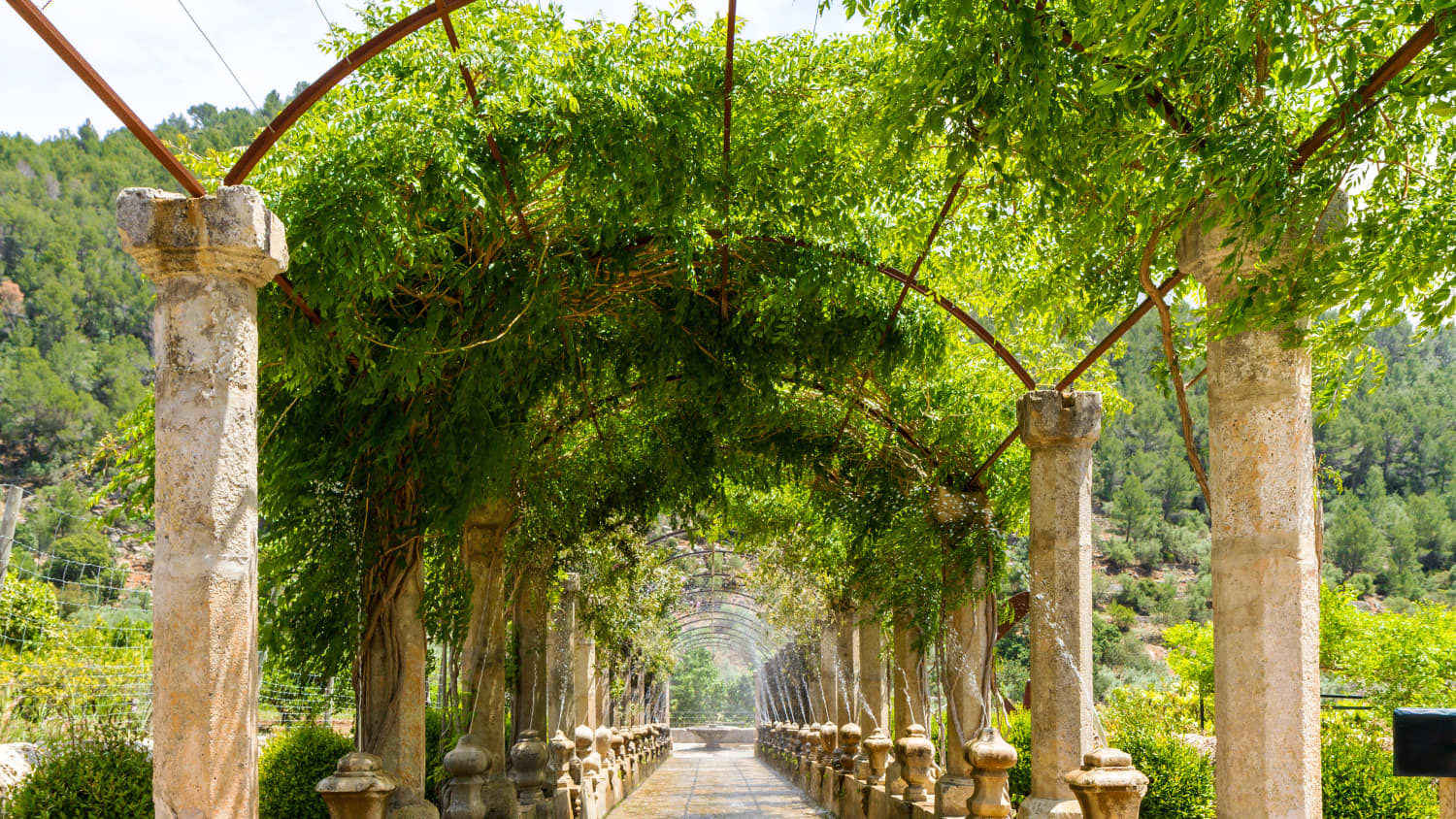 Blick in den Garten von Alfabia auf Mallorca