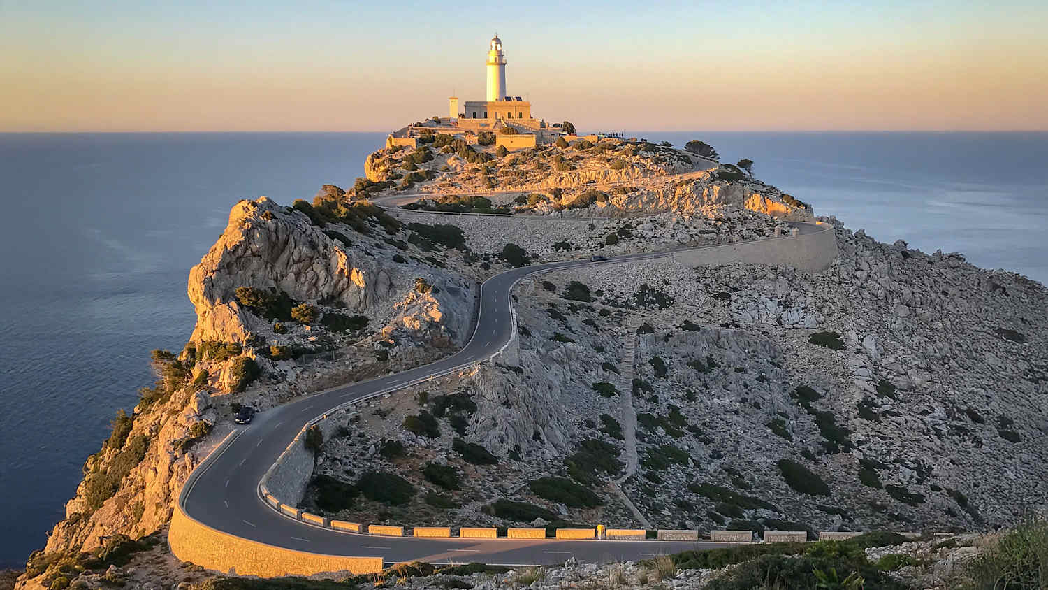 Leuchtturm von Cap de Formentor im Nordosten der Baleareninsel Mallorca um Sonnenuntergang