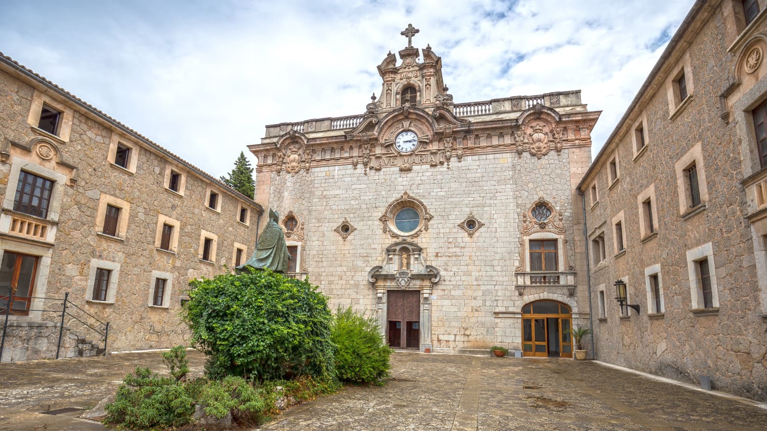 Der Innenhof vom Kloster LLuc auf Mallorca