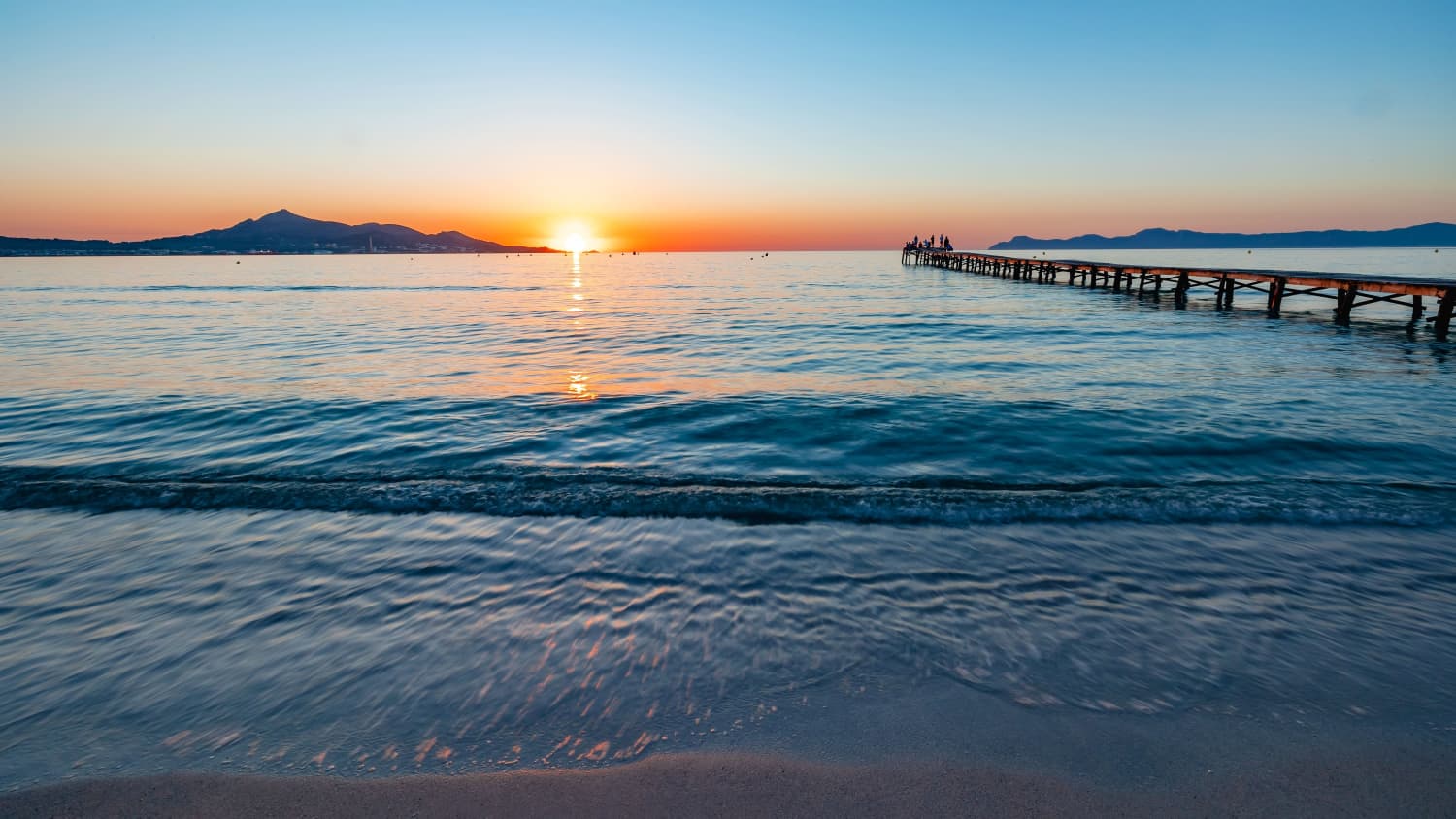 Der Strand de Muro bei Alcudia auf Mallorca bei Sonnenuntergang