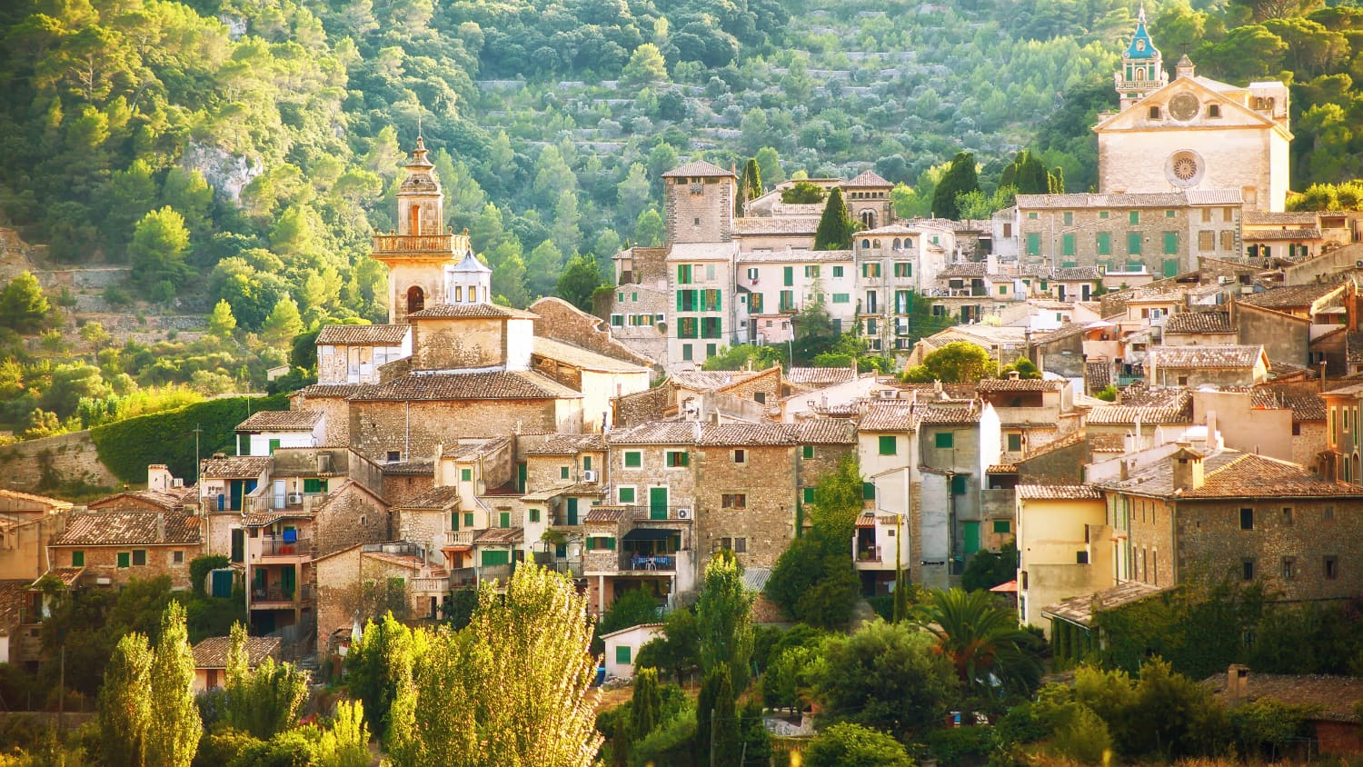 Das Bergdorf Valdemossa mit seinem Kartäuserkloster auf Mallorca