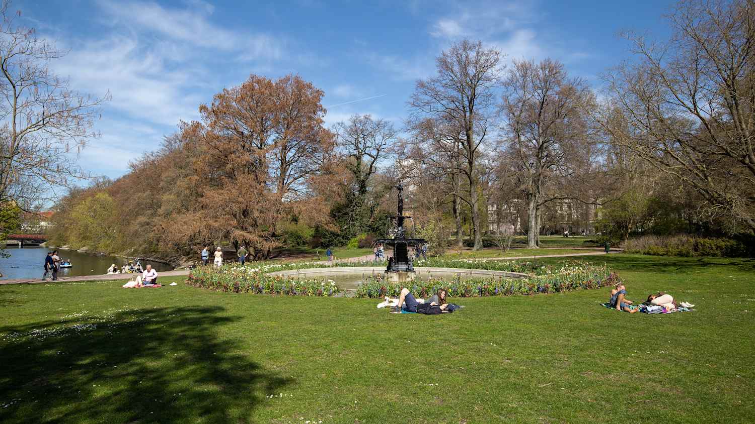 Menschen liegen auf Decken auf dem Boden im Kungsparken in Malmö