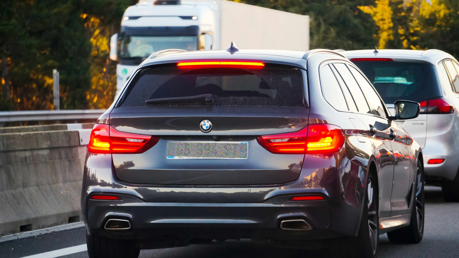 Ein BMW bremst im Straßenverkehr