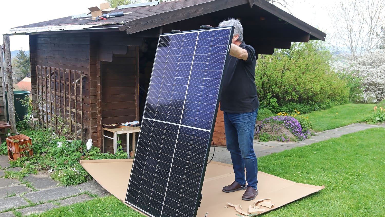 Montage einer Photovoltaik Balkonanlage Sonnenkollektoren