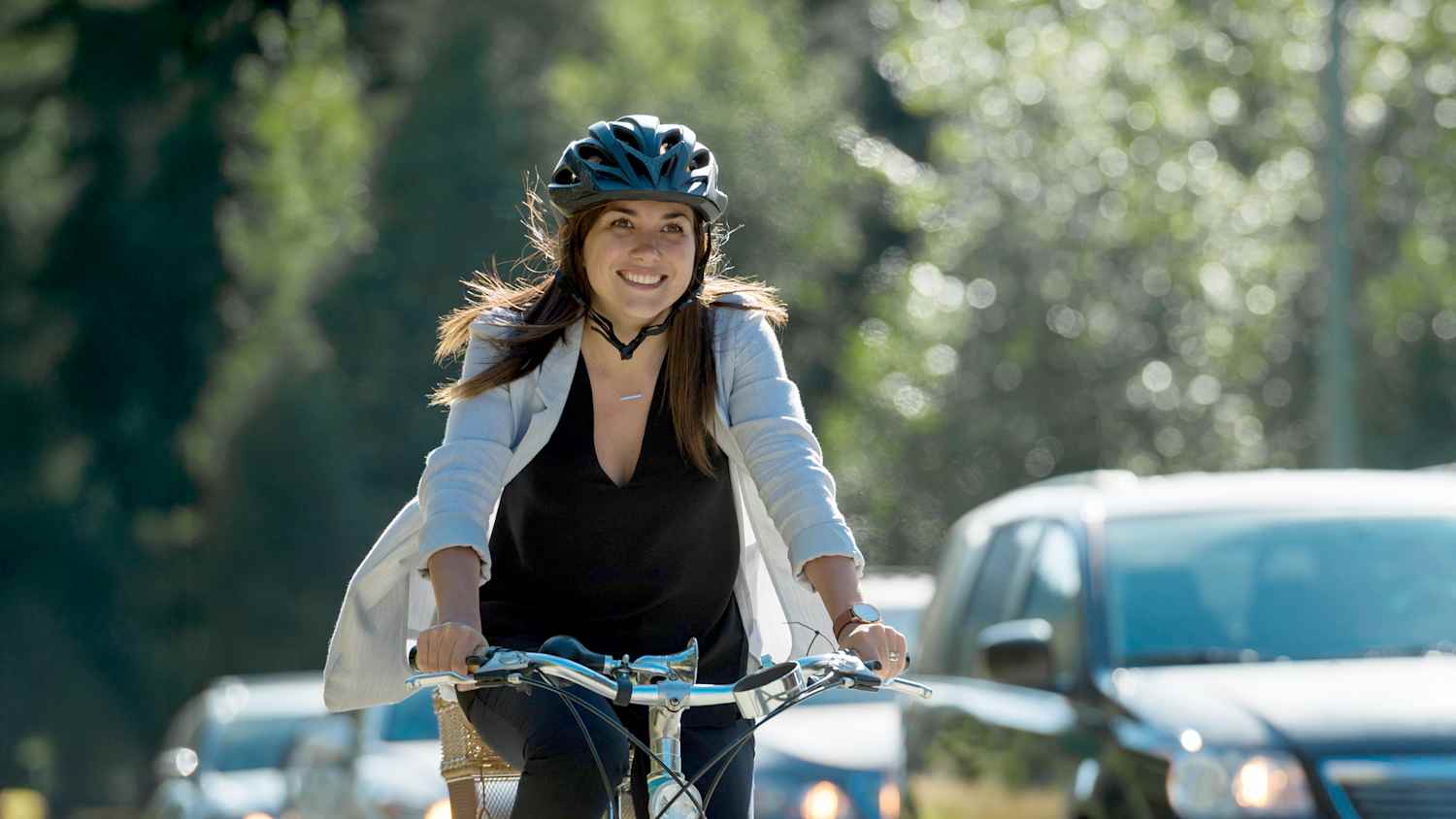 Frau überholt mit dem Fahrrad den Verkehr auf einem Radweg
