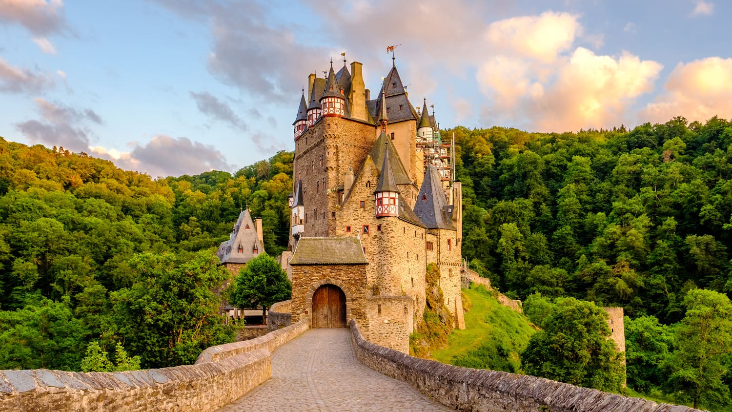 Eine Straße führt zu einer alten Burg