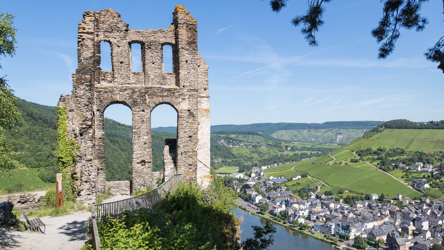 Ruine auf einem Berg über einem Fluss