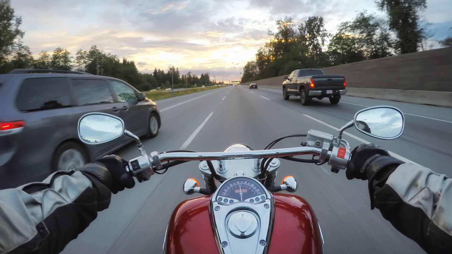 Ein Motorradfahrer fährt auf der Autobahn