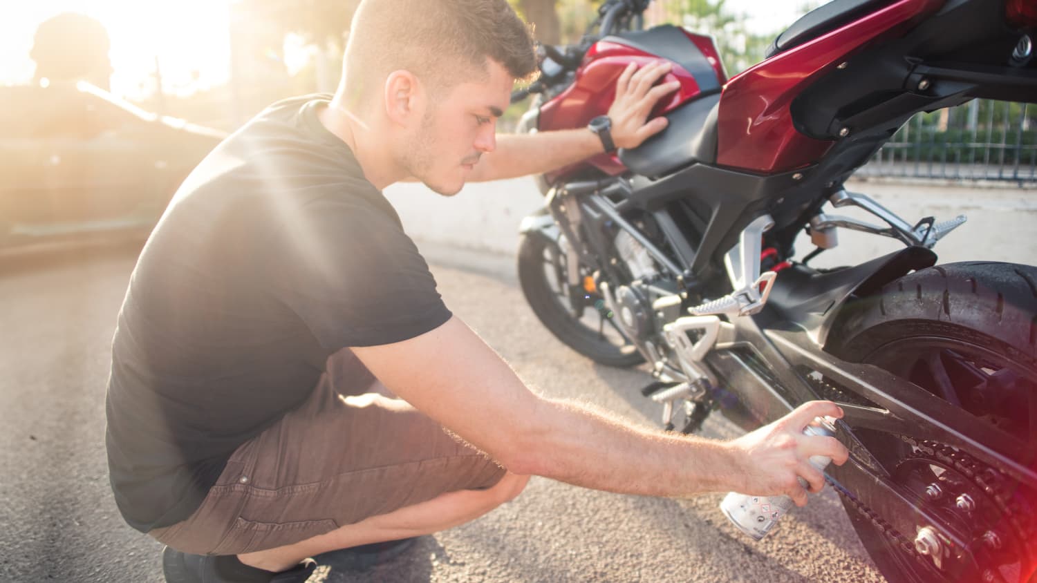 Ein junger Mann checkt sein Motorrad