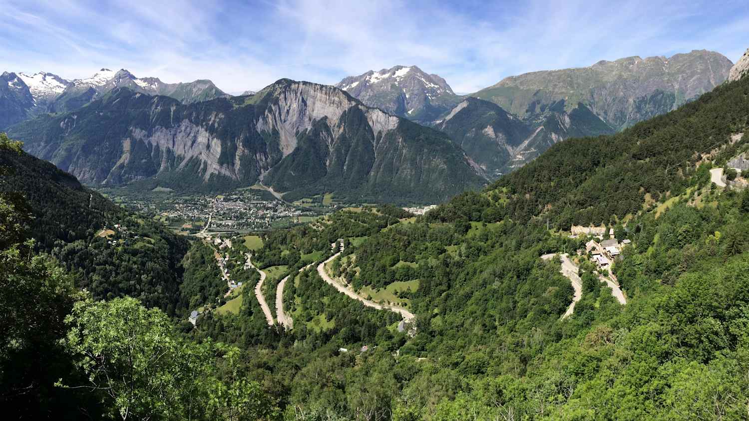 Weitläufiger Ausblick über die französischen Seealpen mit grünen Hängen und Fernsicht.
