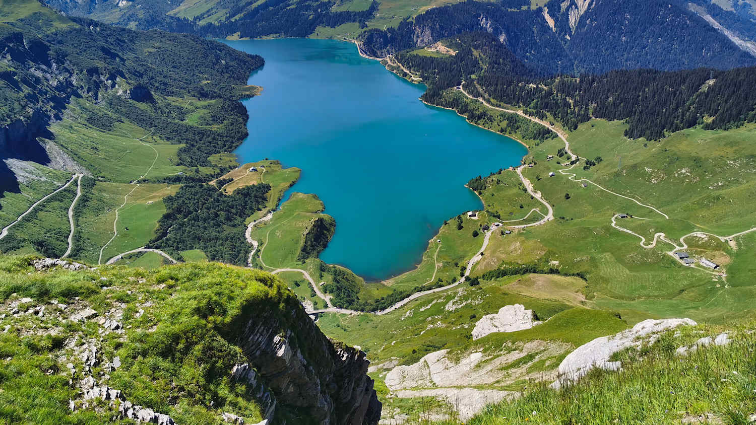 Türkisblauer See am Roselend Damm, eingebettet in die Berge der französischen Alpen.