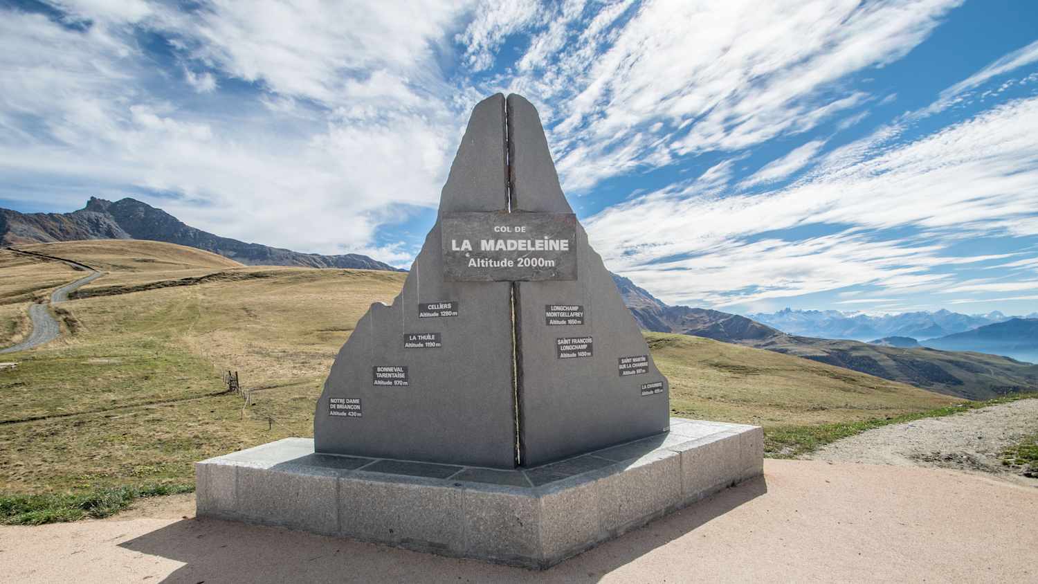 Gedenkstelle am Col de la Madeleine in den französischen Alpen – ein beliebter Pass für Motorradfahrer.