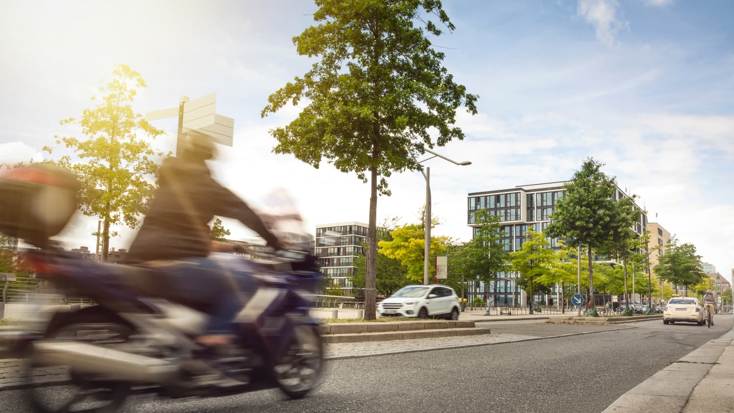 Motorradfahrer fährt in der Stadt