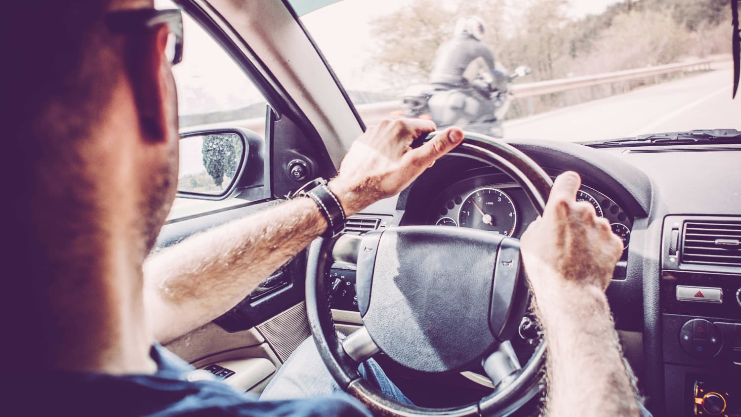 Ein Motorradfahrer überholt ein PKW