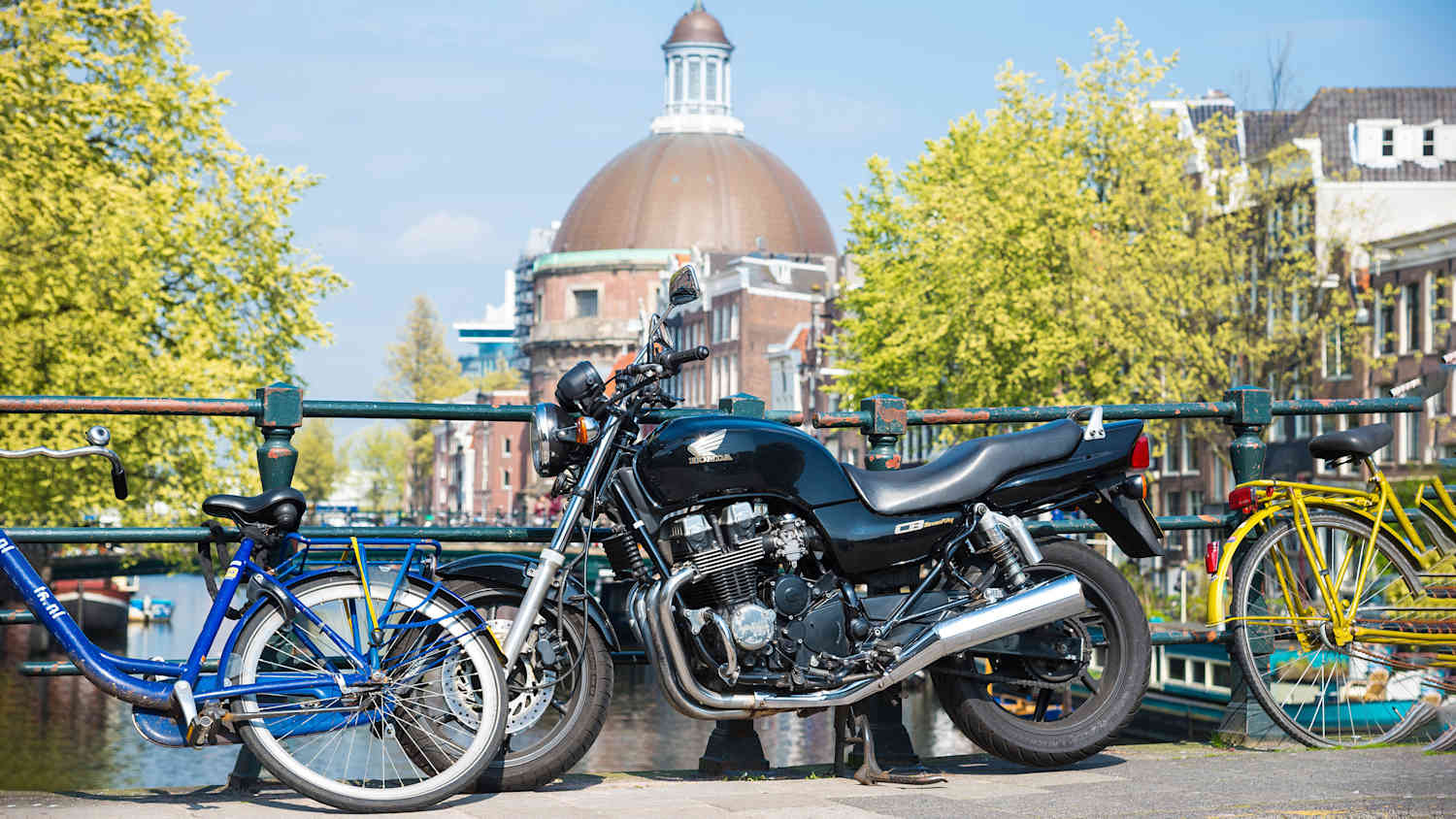 Ein Motorrad steht in Amsterdam