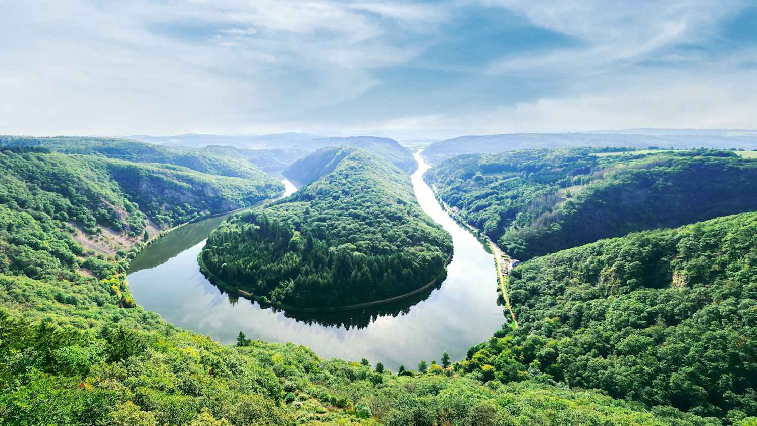 Blick auf die Saarschleife im Sommer von grünen Wäldern umgeben