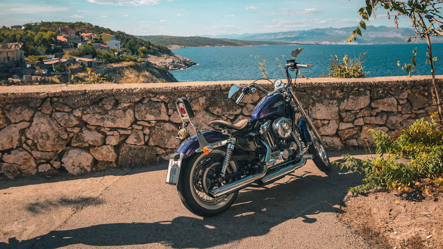 Eine Harley Davidson parkt vor der Küste Kroatiens