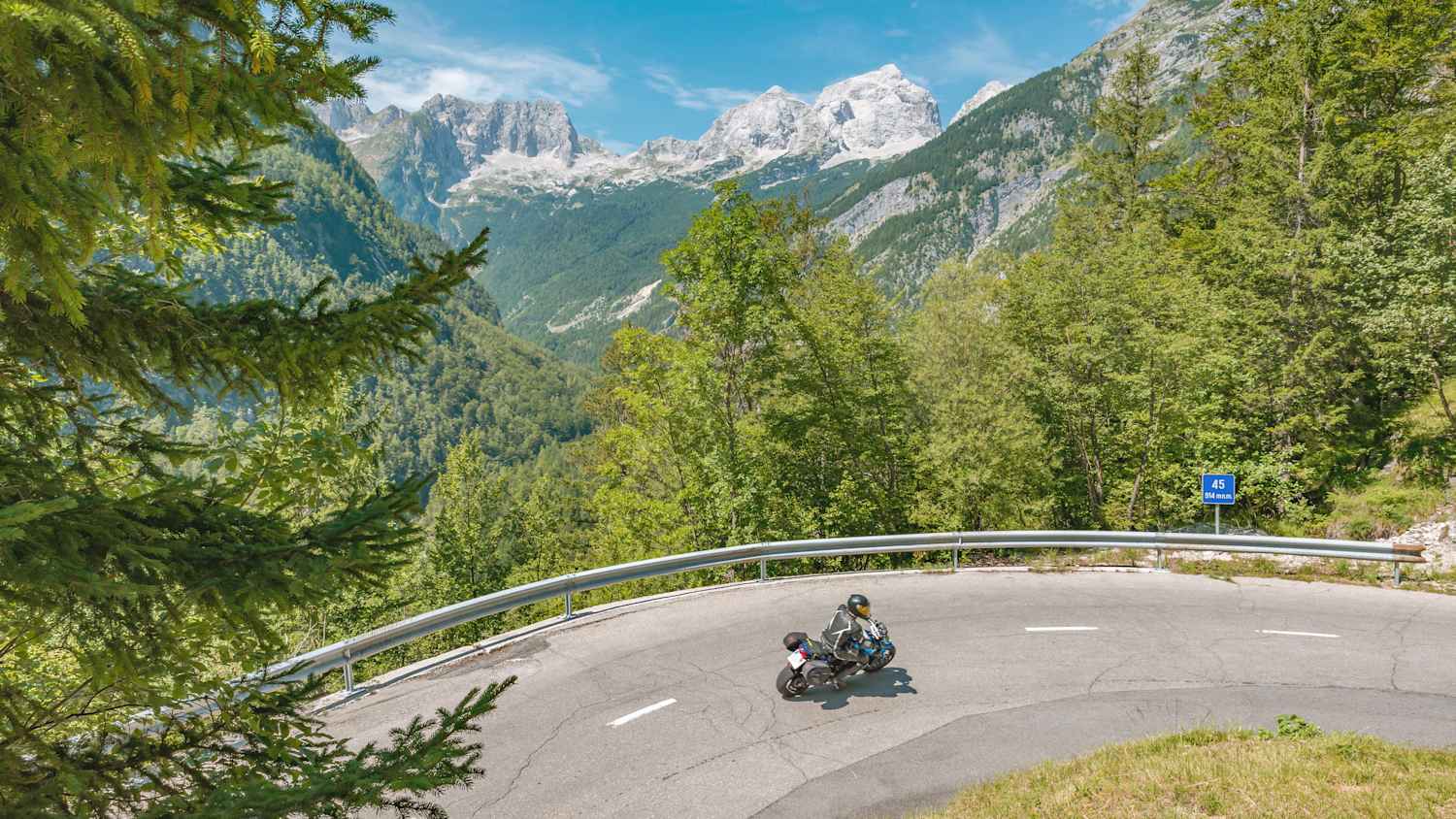Ein Motorradfahrer auf dem Weg zum Vrsic Pass