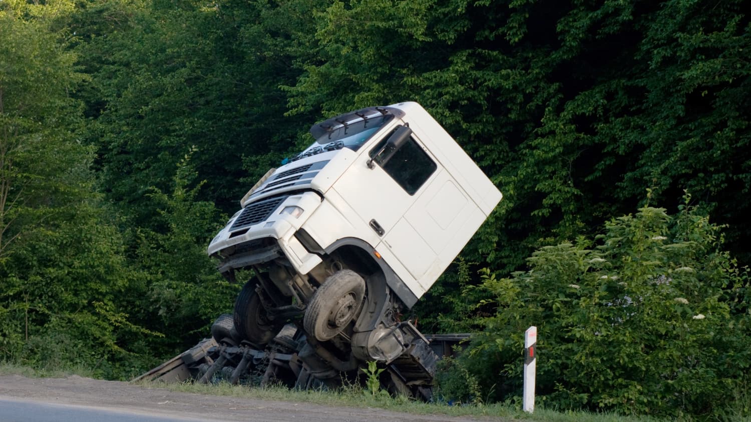 LKW hängt in Graben neben der Fahrbahn