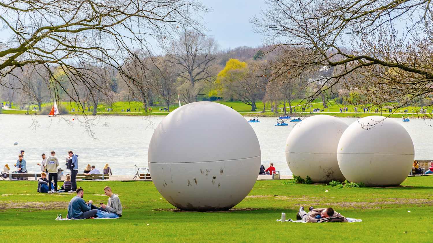 Claes Oldenburg Giant Pool Balls am Ufer des Aasees in Münster