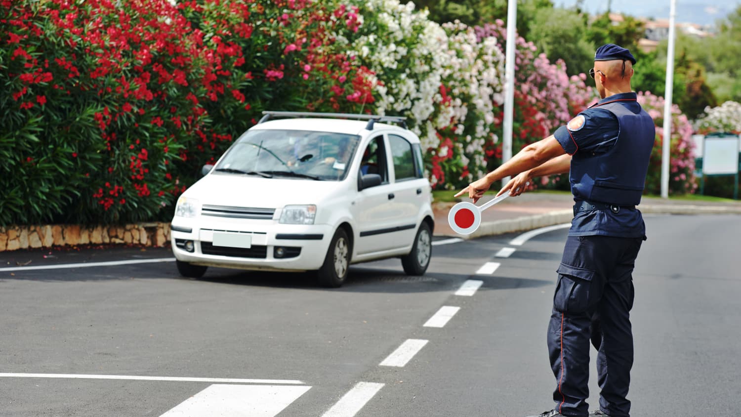 Polizeikontrolle auf einer Strasse in Italien