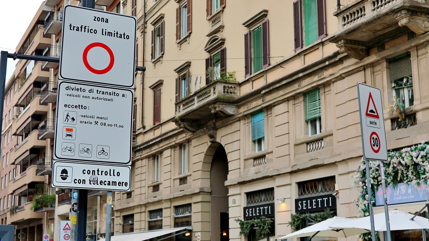 Verkehrsschilder in einer Strasse in Mailand in Italien