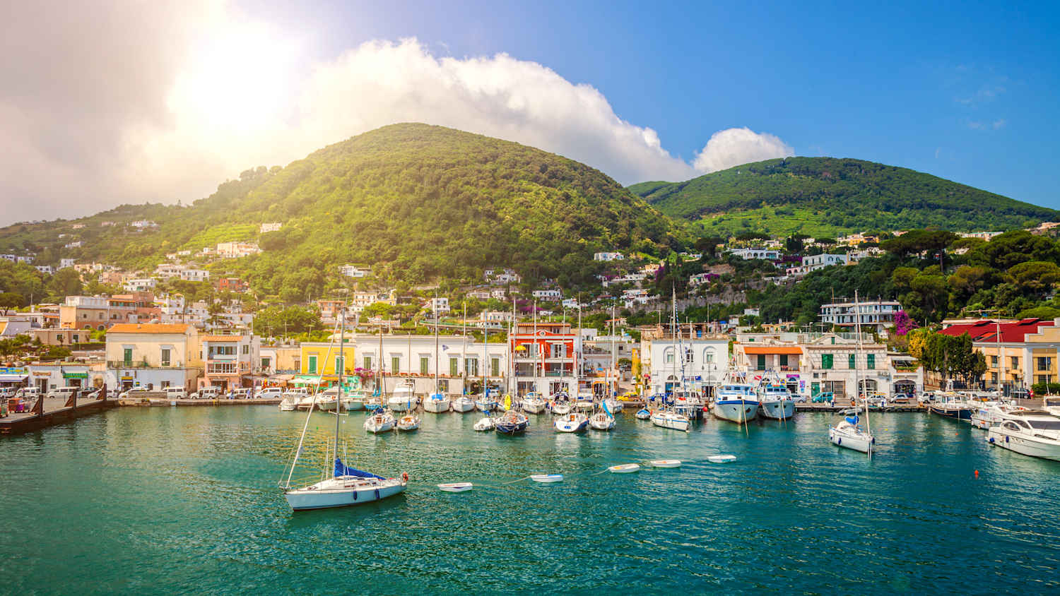 Blick von der Fähre auf die italienische Insel Ischia