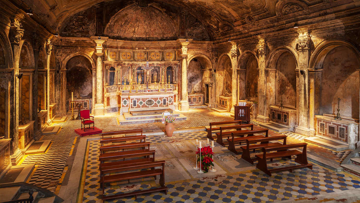 Blick in die Krypta der Kirche Santa Maria della Sanità in Neapel