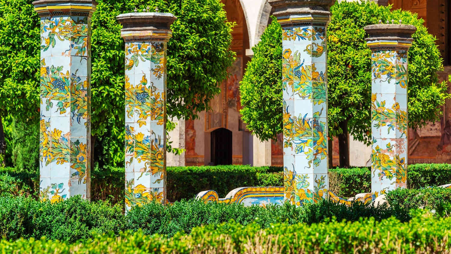 Säulen im Klostergarten von Santa Chiara in Neapel