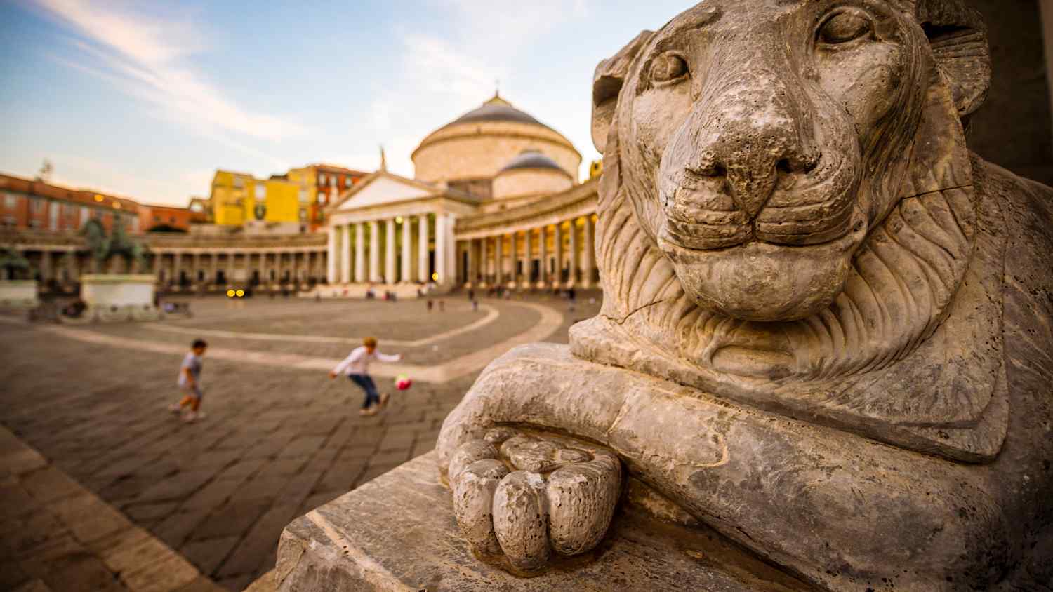 Der Palazzo Reale in Neapel mit spielenden Kindern