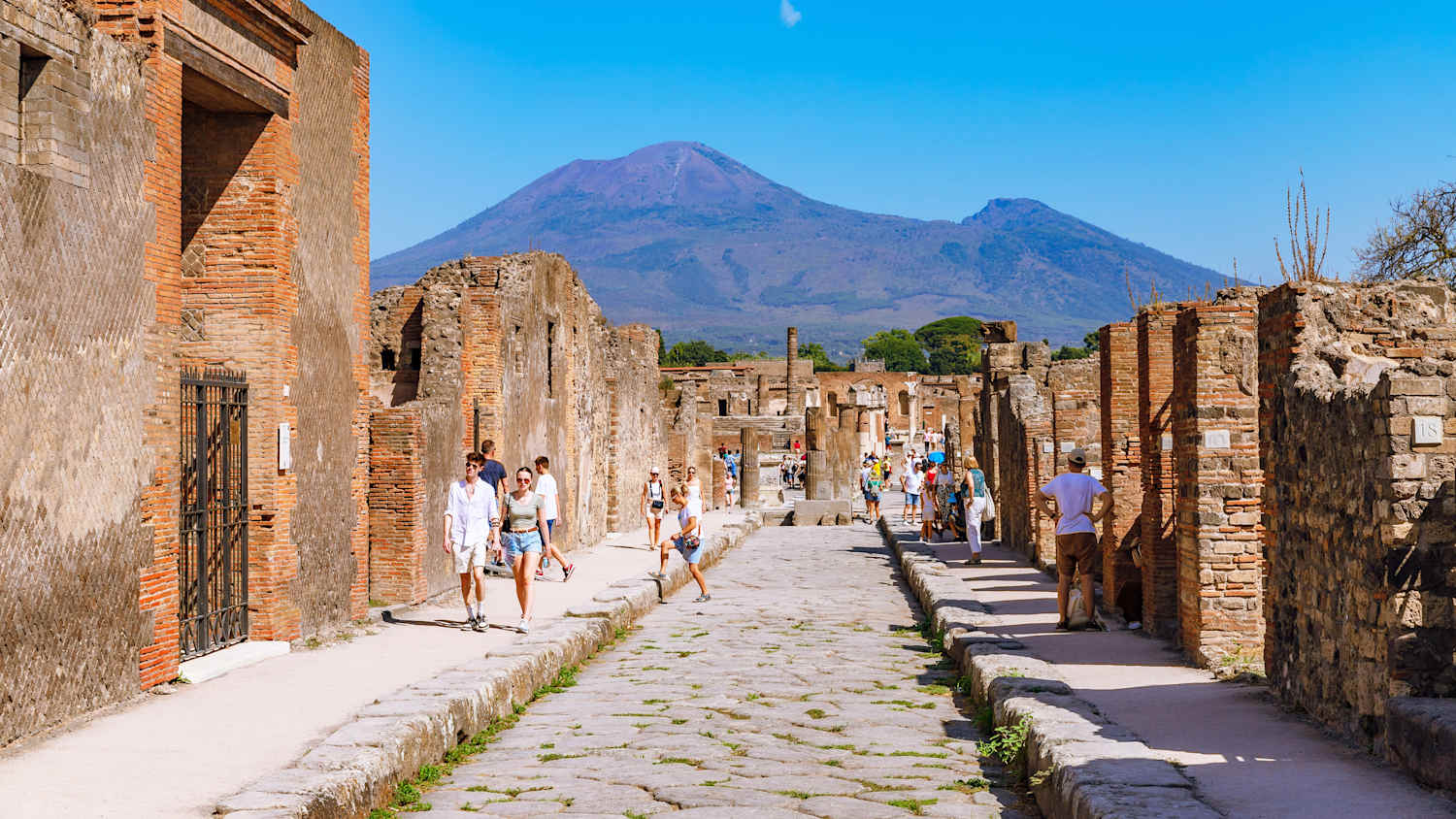 Besucher in der Ausgrabungstätte von Pompeji in Italien