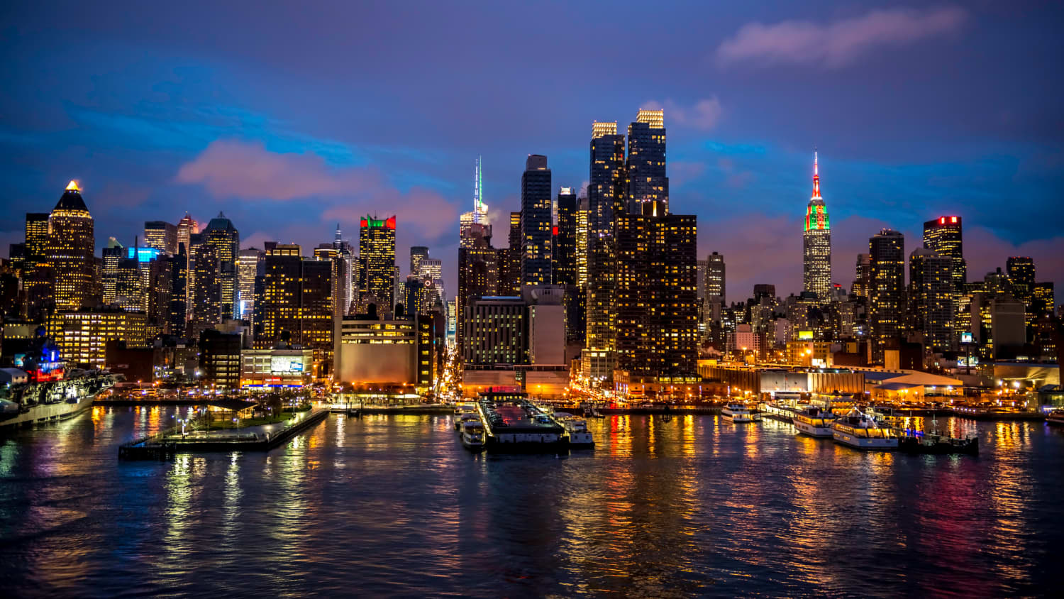 Skyline von New York bei Nacht
