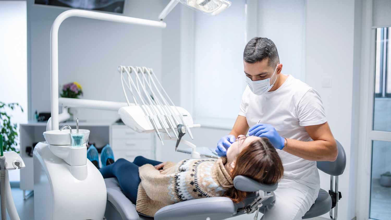 Eine Frau ist bei einem Zahnarzt in Behandlung