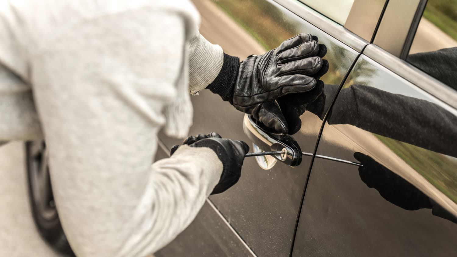 Autodieb bricht in Auto ein