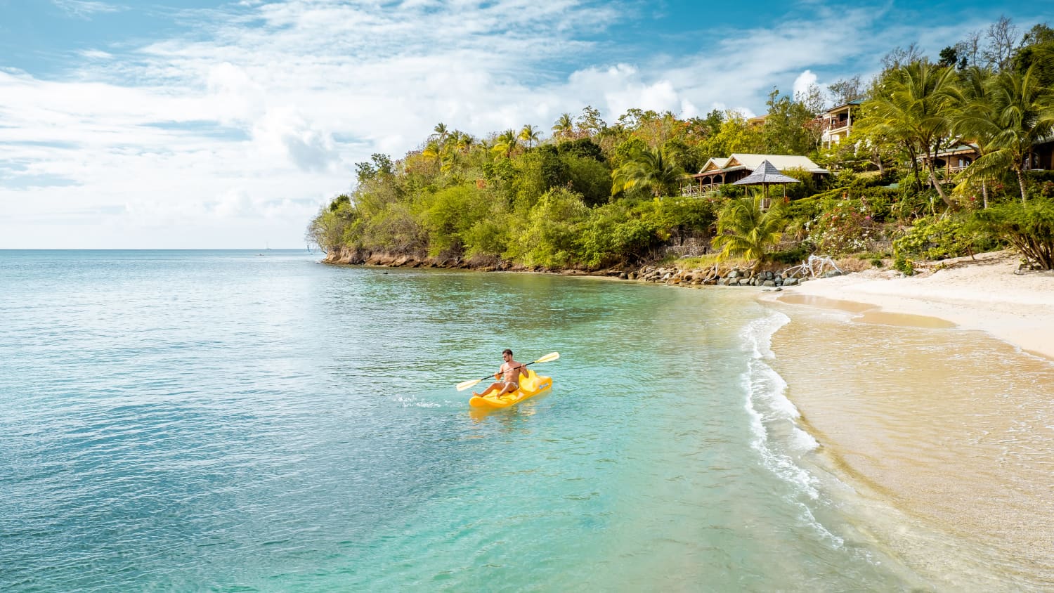 Mann fährt Kanu bei St. Lucia