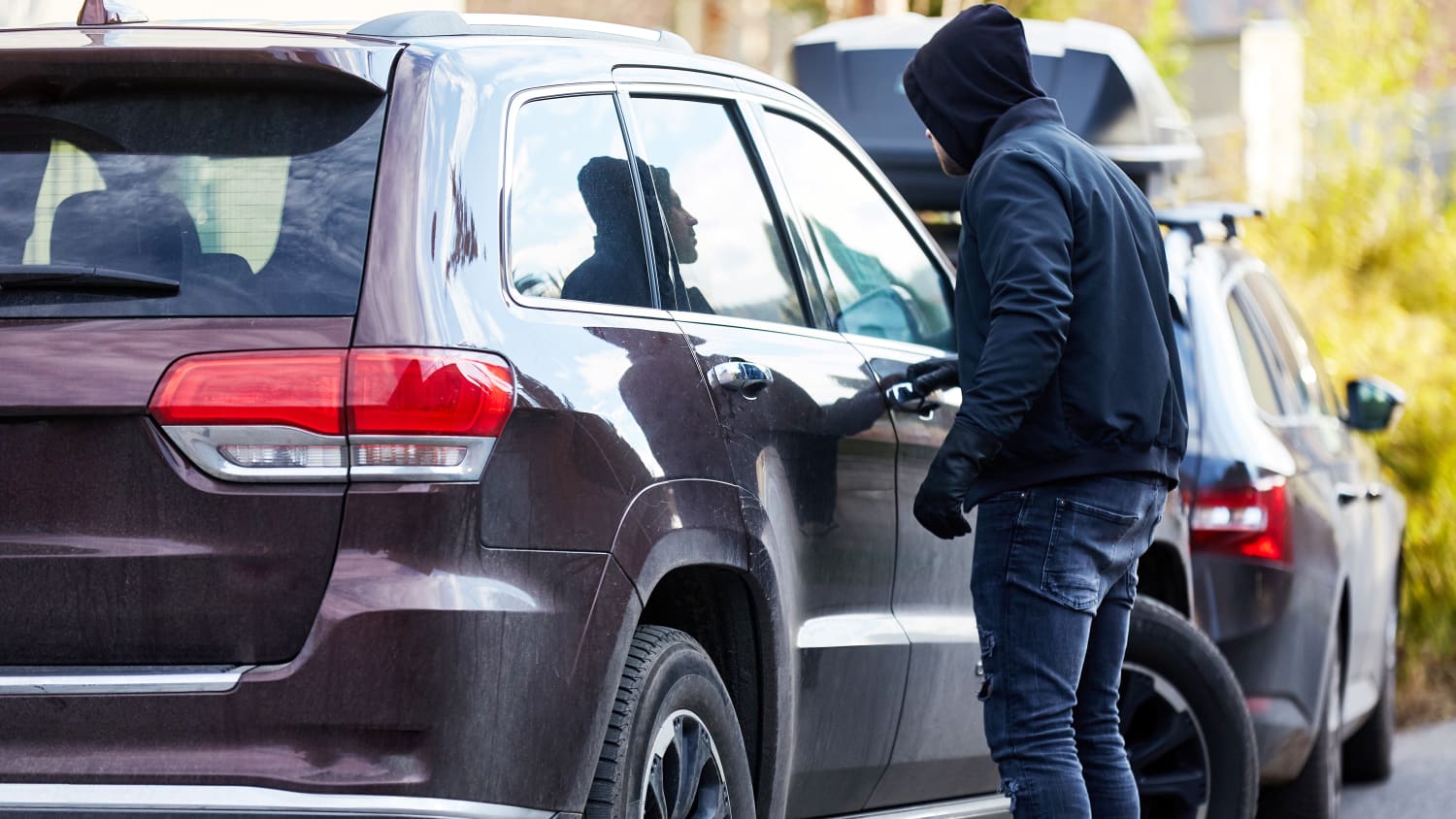 Ein Mann der versucht ein Auto zu stehlen