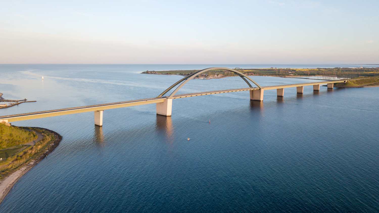 Die Fehmarnsundbrücke verbindet die Insel Fehmarn in der Ostsee mit dem Festland bei Großenbrode