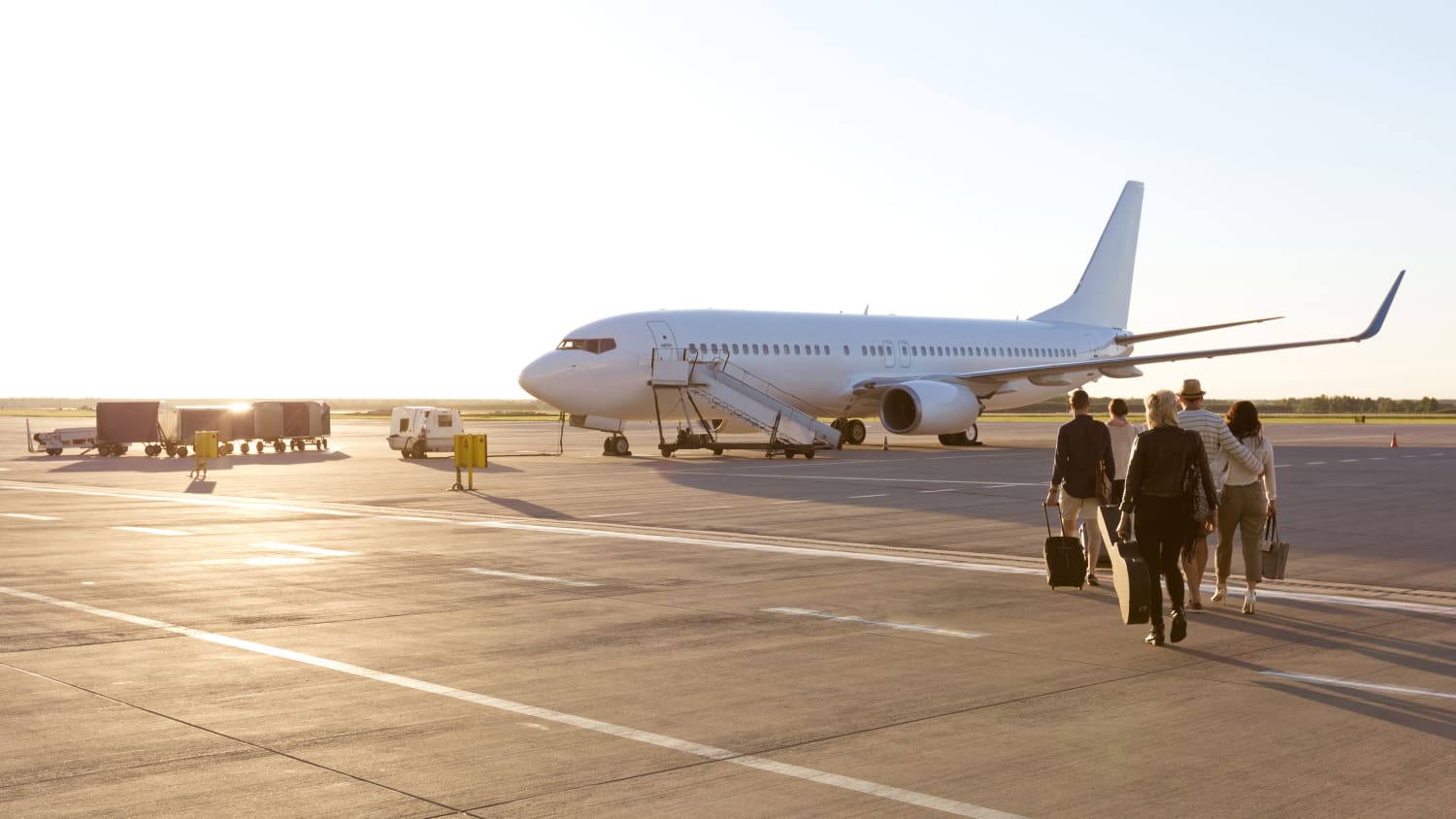 Passagiere gehen zum Flugzeug