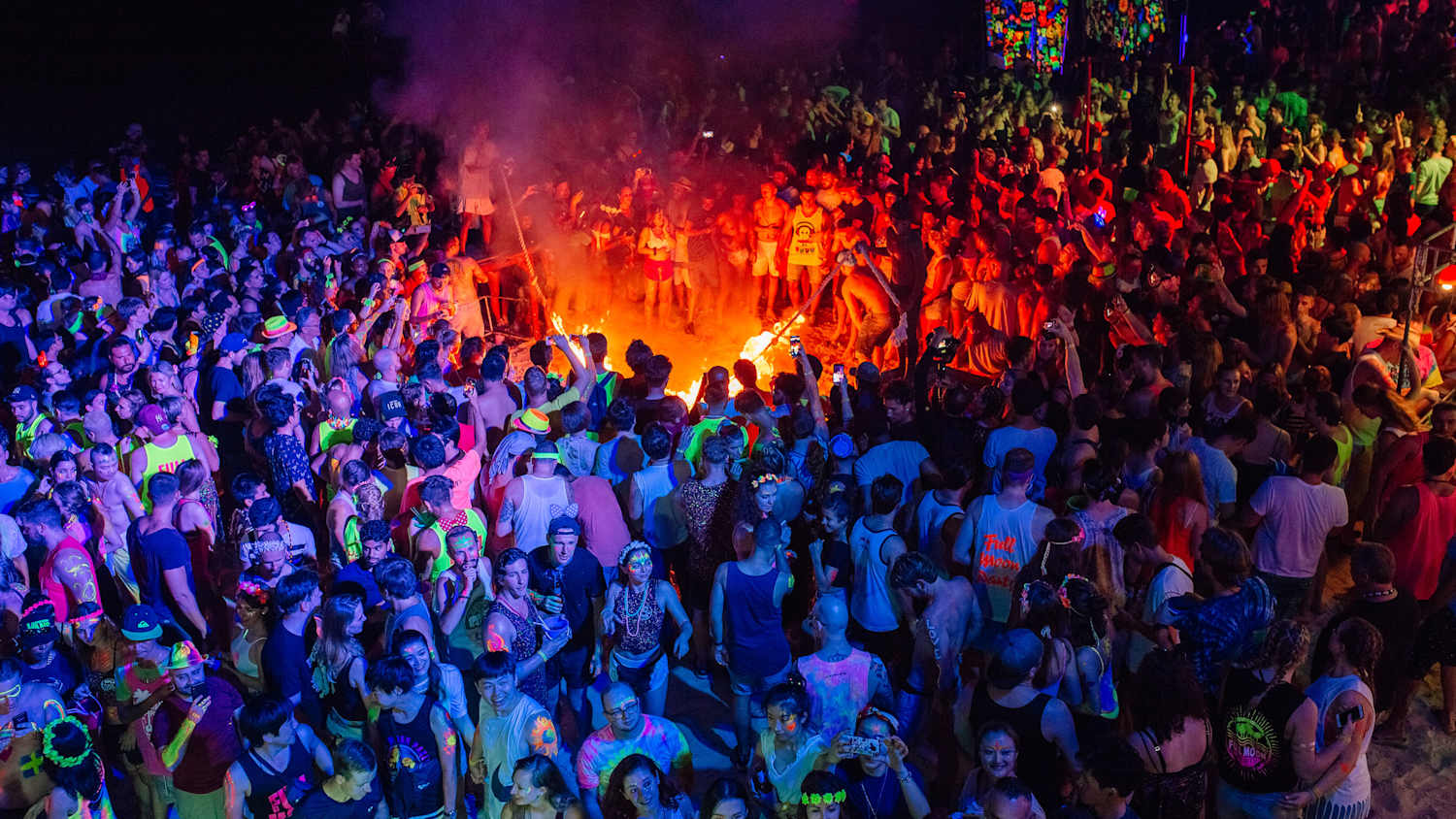 viele Menschen auf der Fullmoonparty auf der thailändischen Insel Koh Phangan