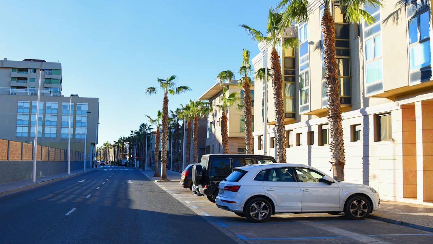 Eine Wohngegend in Spanien mit parkenden Autos vor den Häusern