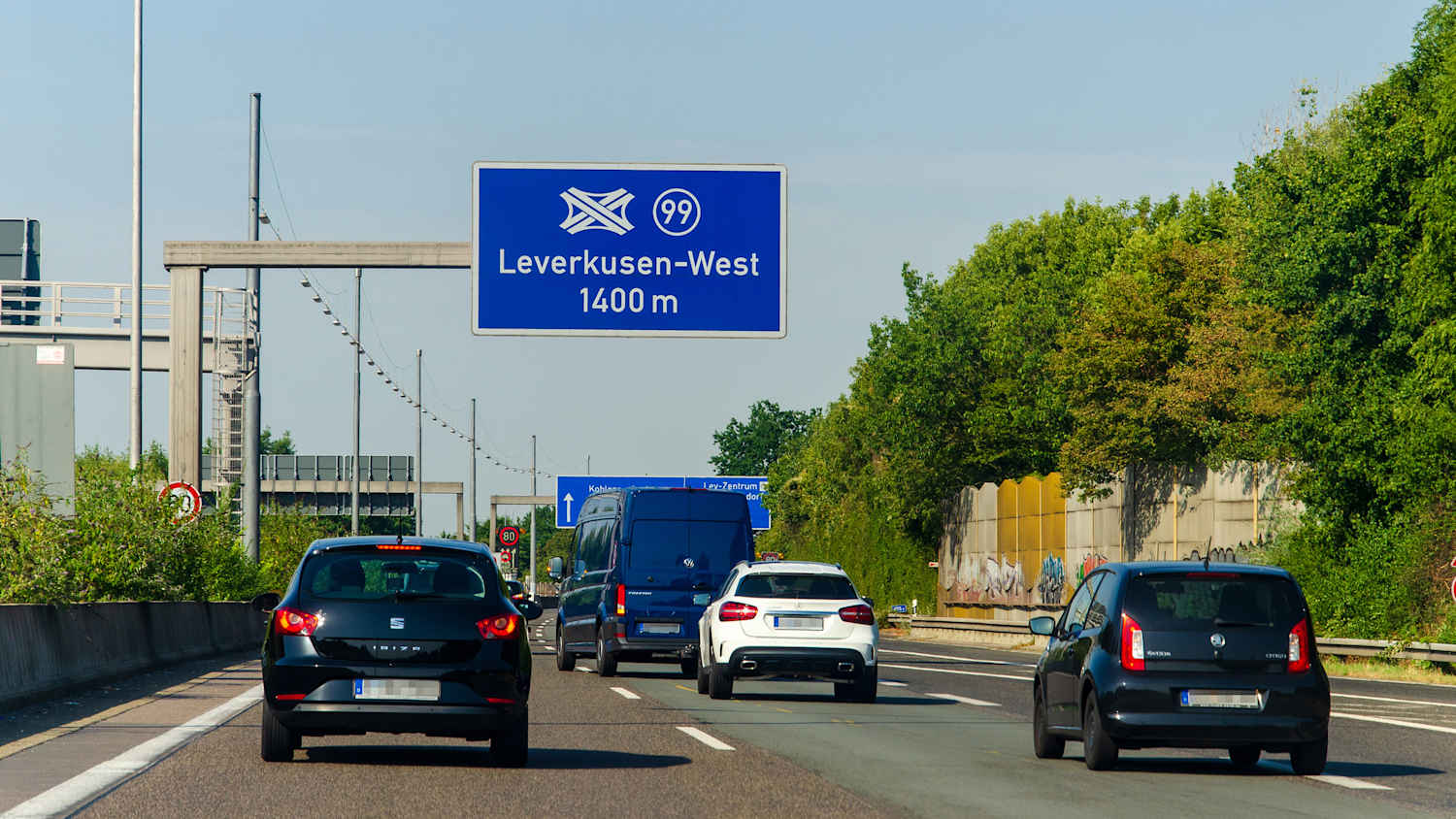 Autos fahren auf der A1 am Kreuz Leverkusen-West