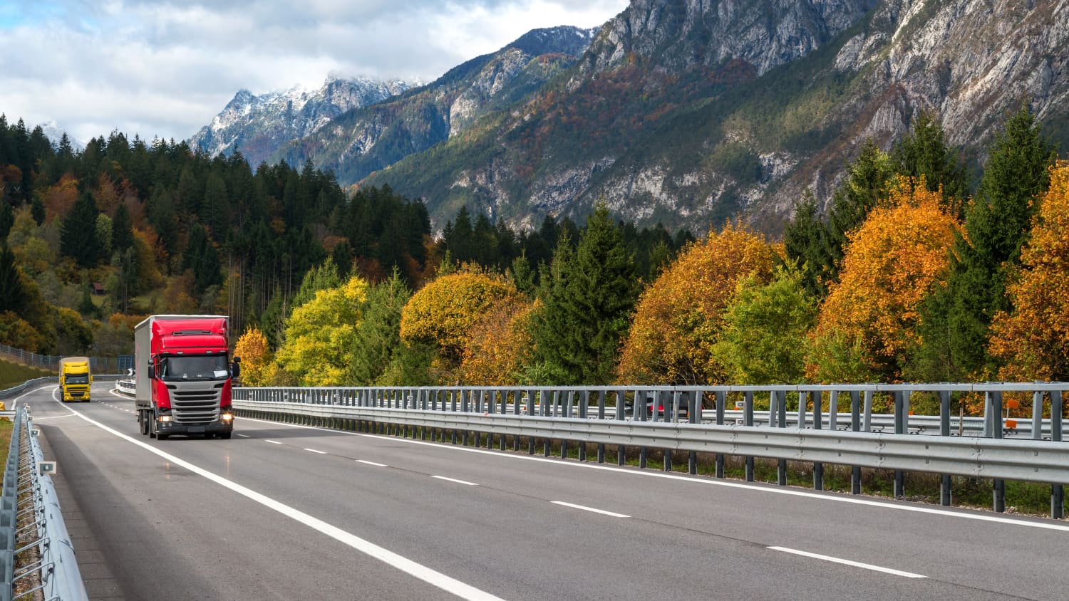 Autobahn in Österreich im Herbst