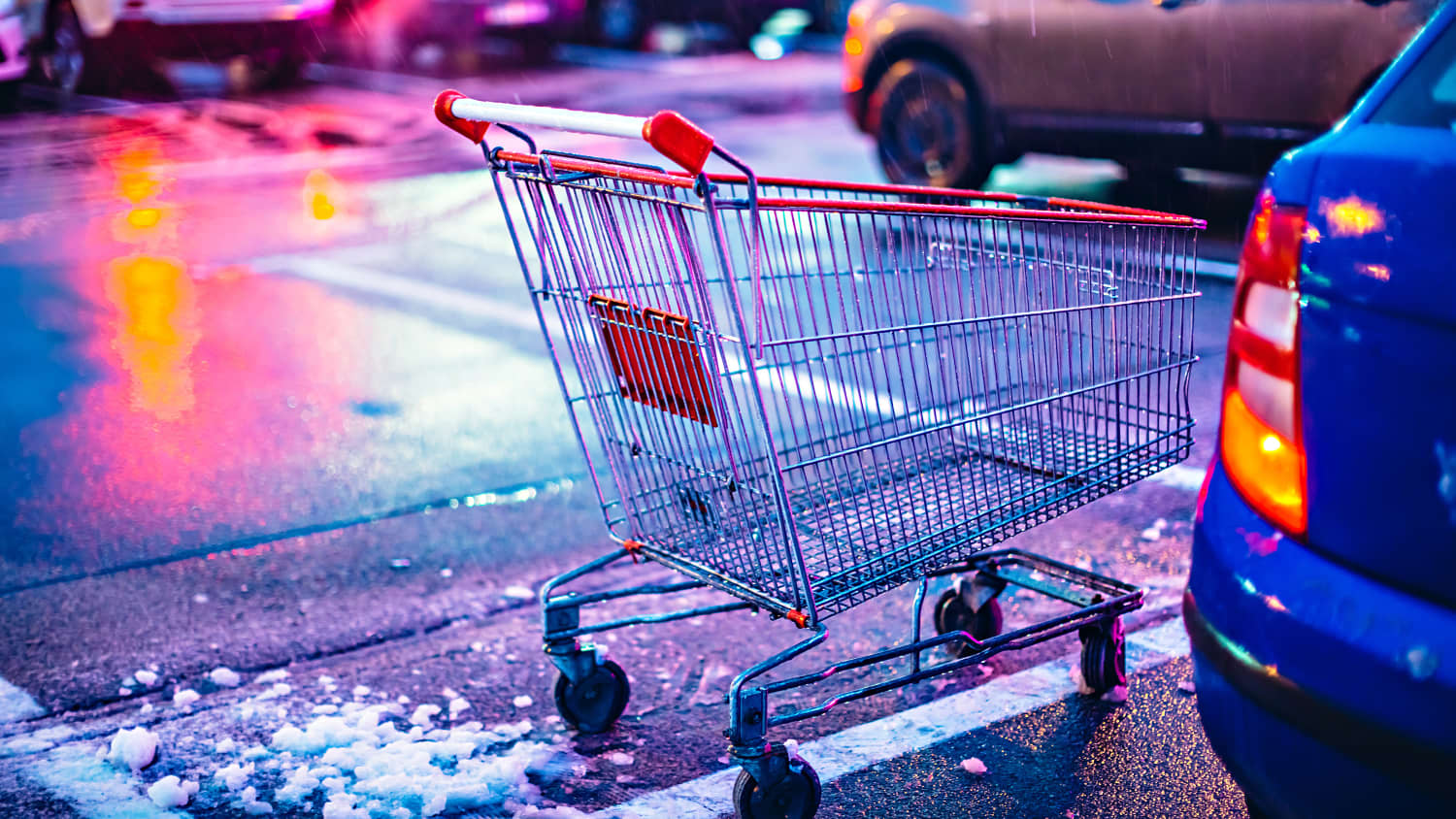 Einkaufswagen auf Supermarktparkplatz im Winter
